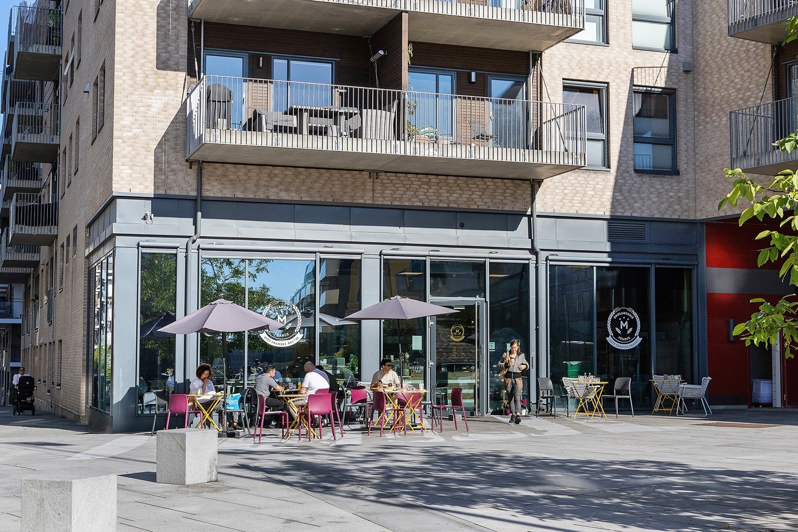 I umiddelbar nærhet finner du det populære bakeriet Boulangerie M, samt søndagsåpen Joker i Tiedemannsbyen. Dagligvareforretninger som Kiwi og Rema 1000 er heller ikke langt unna. Galleribilde