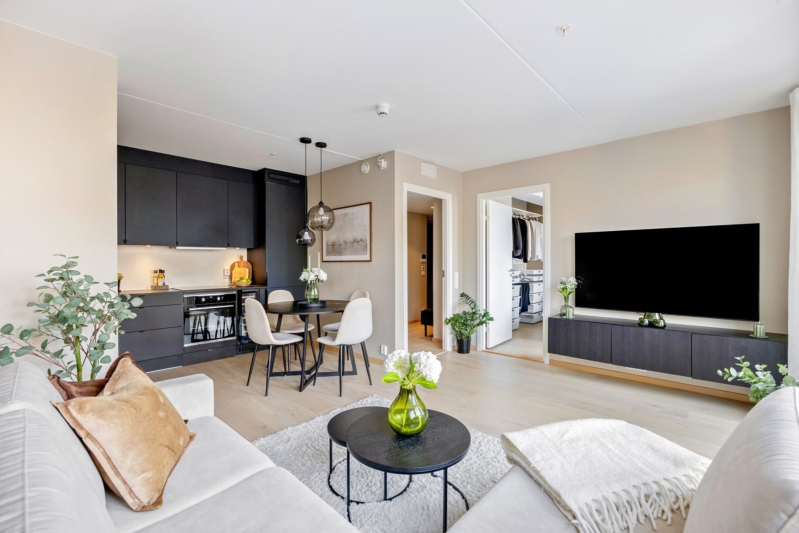 Romslig stue med lekker kjøkkeninnredning i åpen løsning. Galleribilde