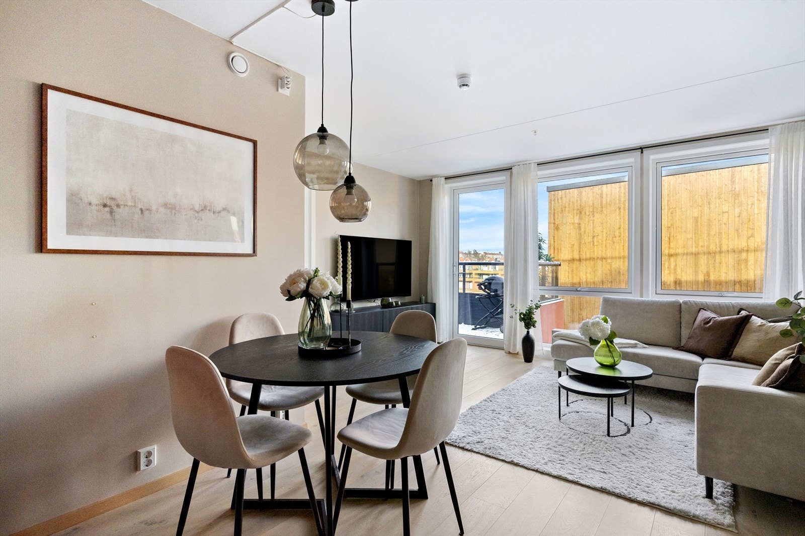 Romslig stue med god plass til både sittegruppe og spisegruppe. Vindu fra gulv til tak slipper inn rikelig med naturlig lys. Galleribilde