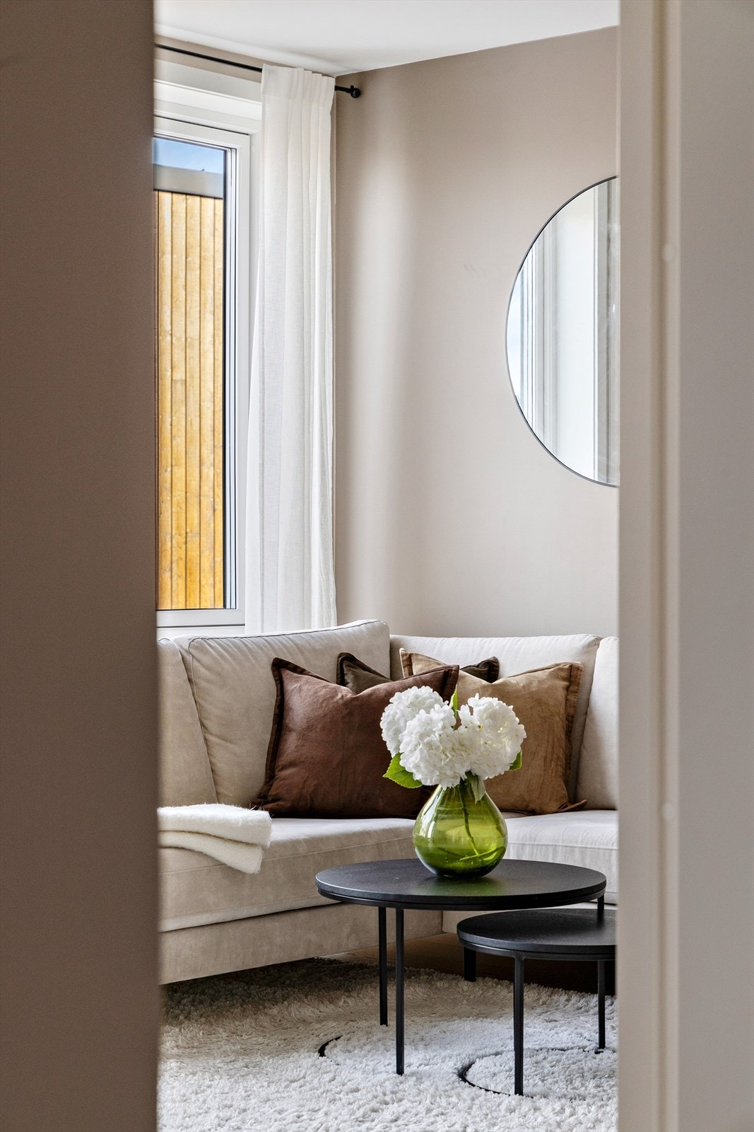 Stuen har enstavs parkett og malte, slette vegger som gir et lyst og helhetlig uttrykk. Her kan du flytte rett inn! Galleribilde