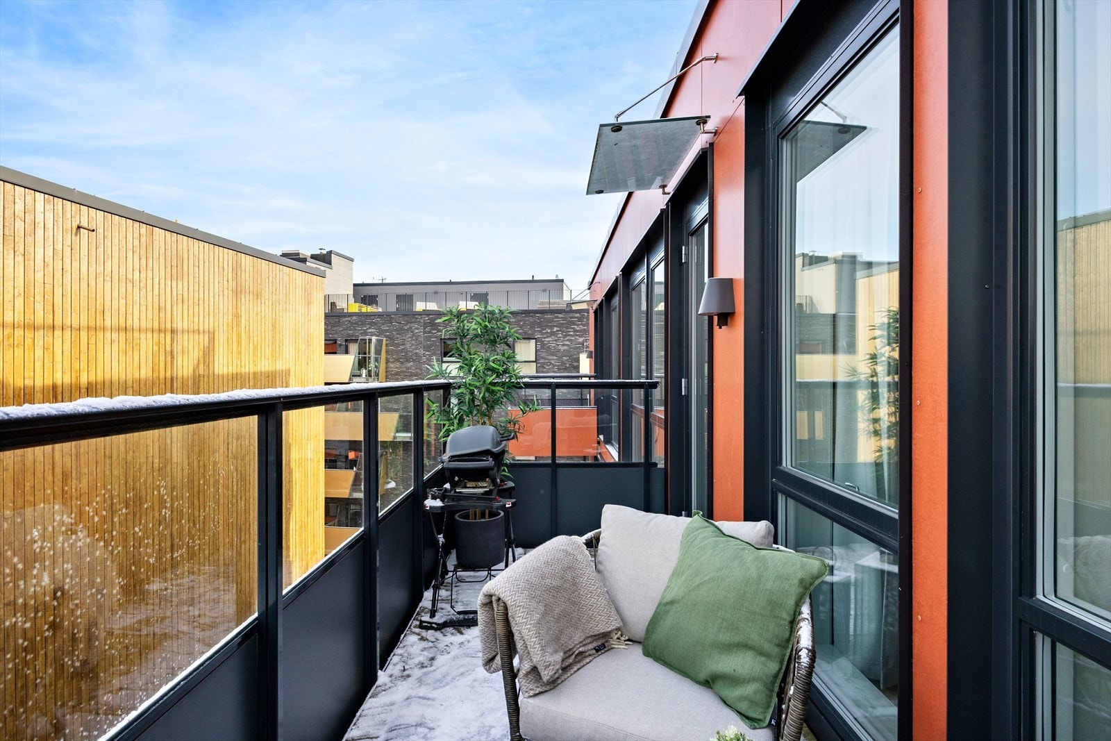 Her har du sol på morgen og kveld. I tillegg har du takterrasse kun én etasje opp hvor du har solen hele dagen. Galleribilde