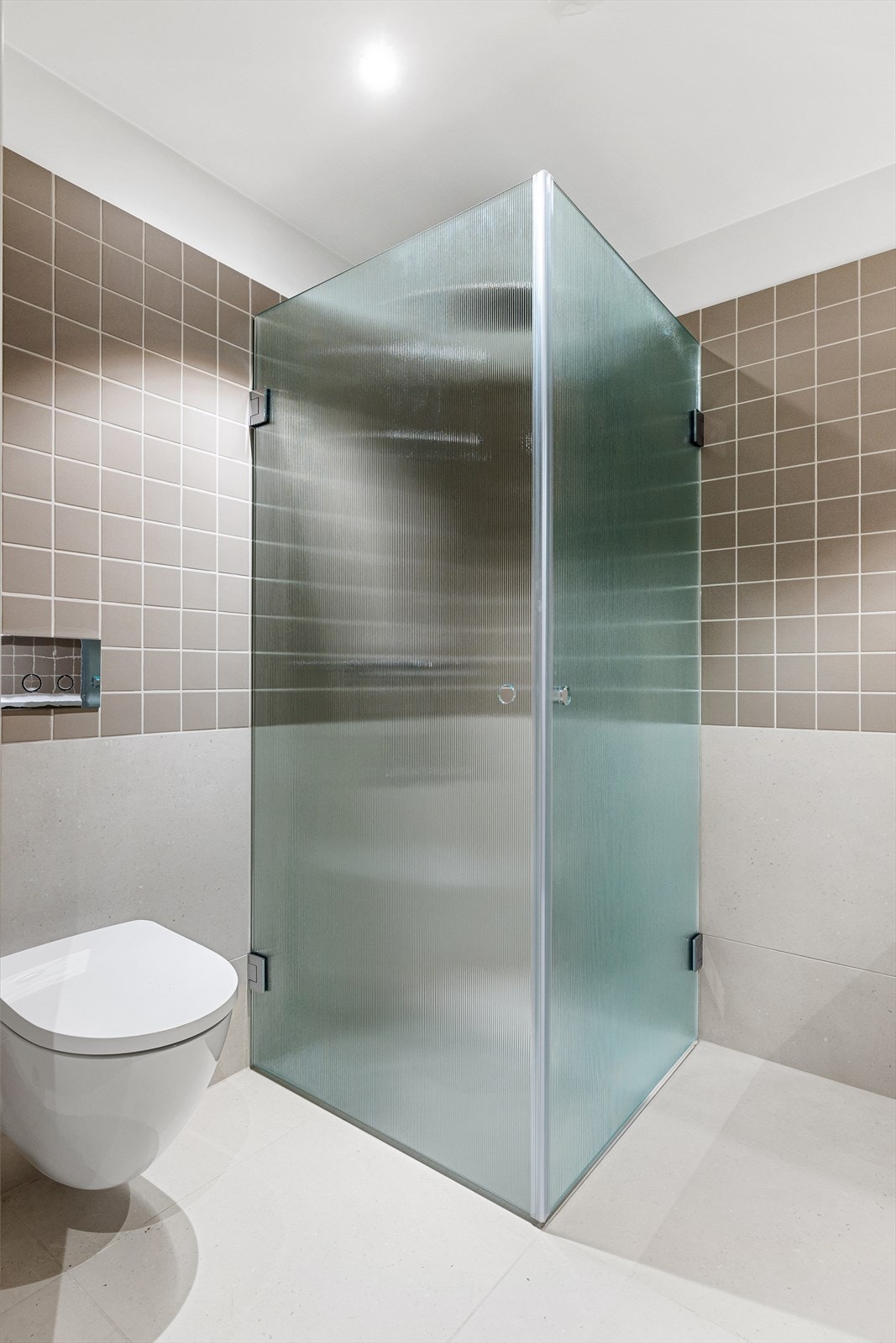 Bad m. vannbåren varme i gulv. Opplegg for vaske-tørkemaskin. Se salgsoppgave for beskrivelse. Galleribilde