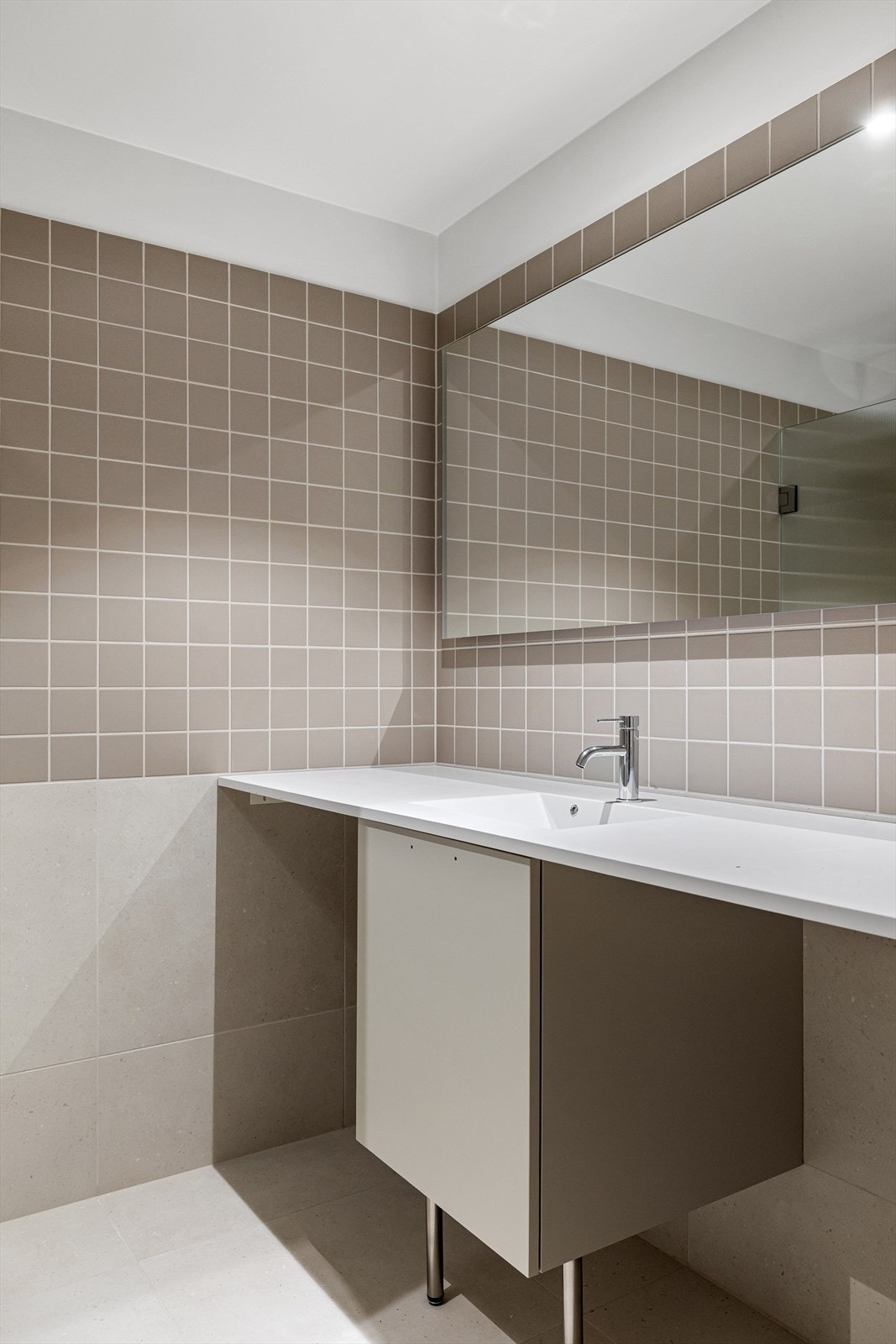 Bad m. vannbåren varme i gulv. Opplegg for vaske-tørkemaskin. Se salgsoppgave for beskrivelse. Galleribilde