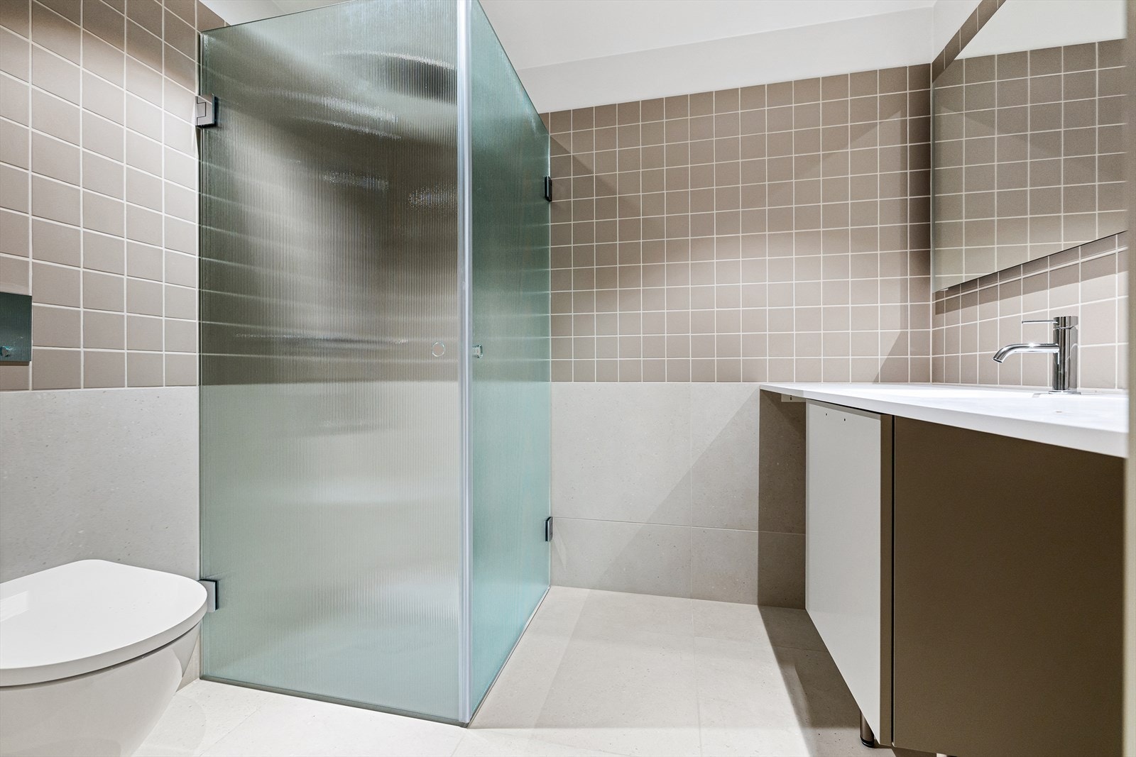 Bad m. vannbåren varme i gulv. Opplegg for vaske-tørkemaskin. Se salgsoppgave for beskrivelse. Galleribilde