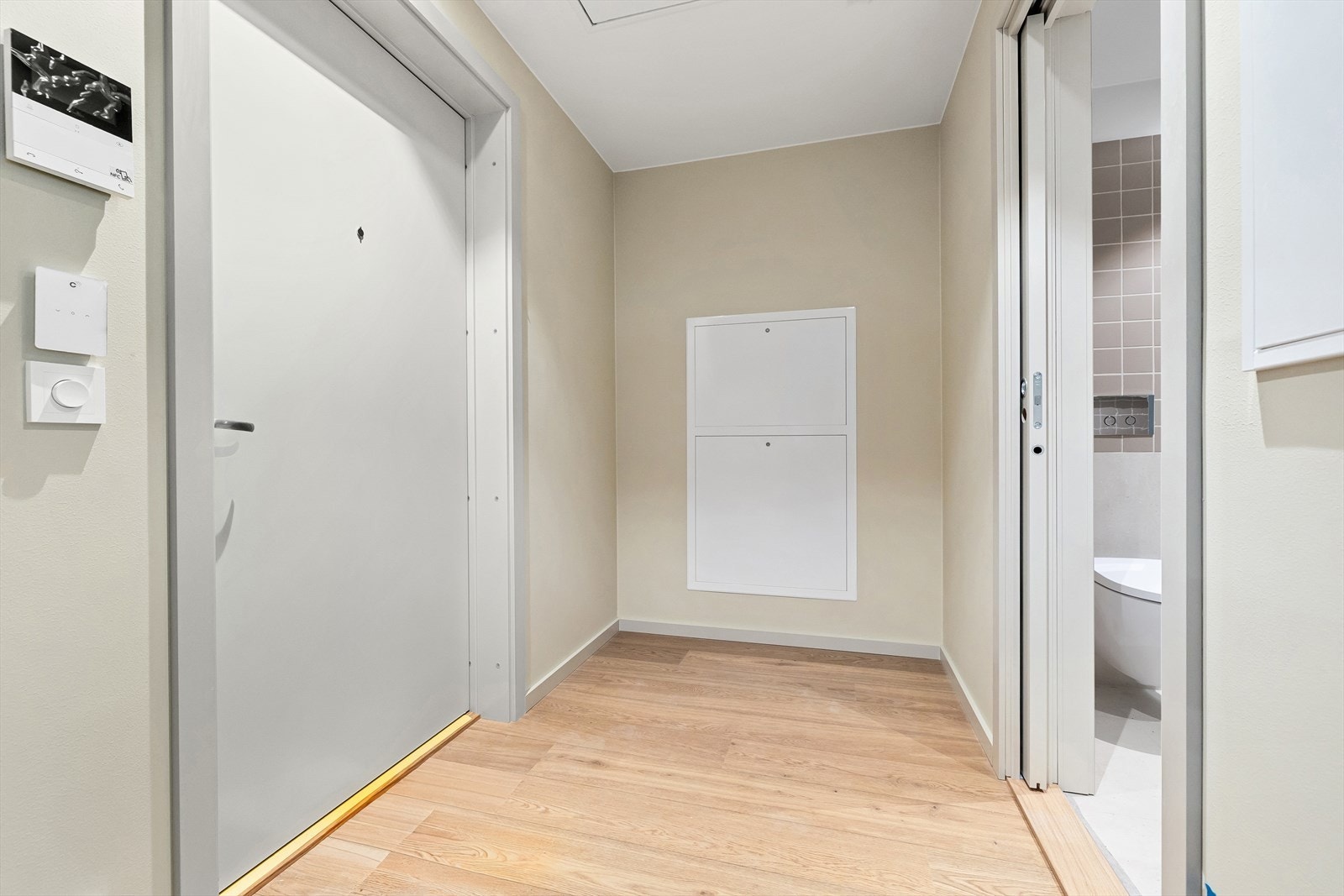 Fin entré m. plass til garderobe, klær og sko. Porttelefon. Galleribilde