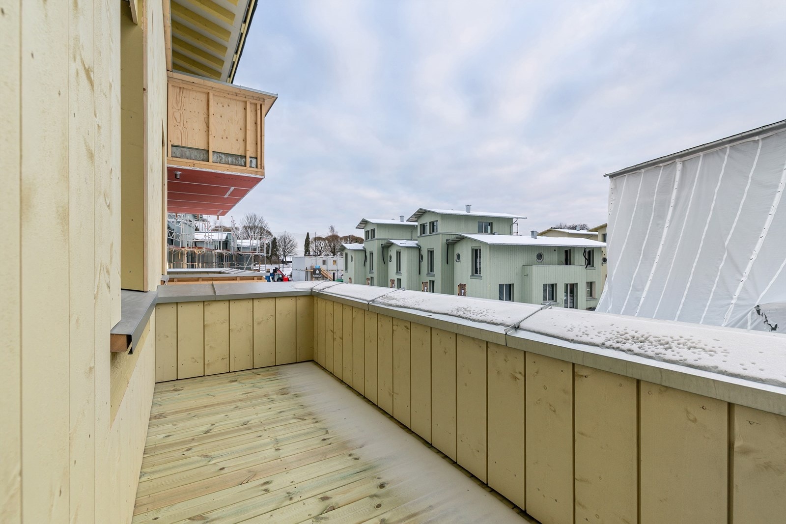 Ca. 14 kvm sydvestvendt balkong. Foto/databilder er kun til illustrasjon. Foto tatt av annen leil på i prosjektet i feb. Avvik vil forekomme. Galleribilde