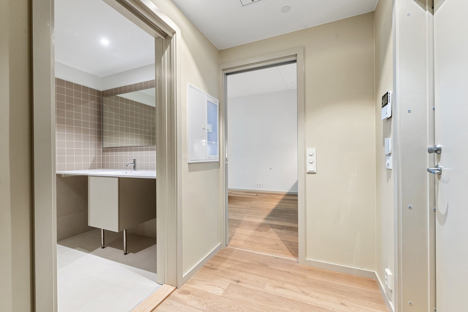 Fin entré m. plass til garderobe, klær og sko. Porttelefon. Galleribilde