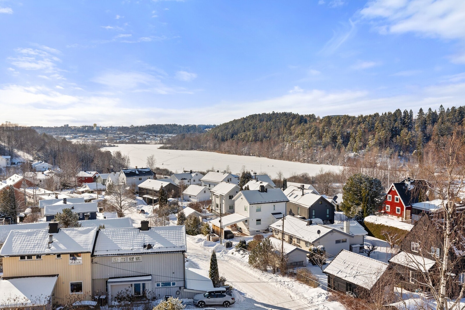 Perfekt beliggenhet med nydelig utsikt over Østensjøvannet. Galleribilde