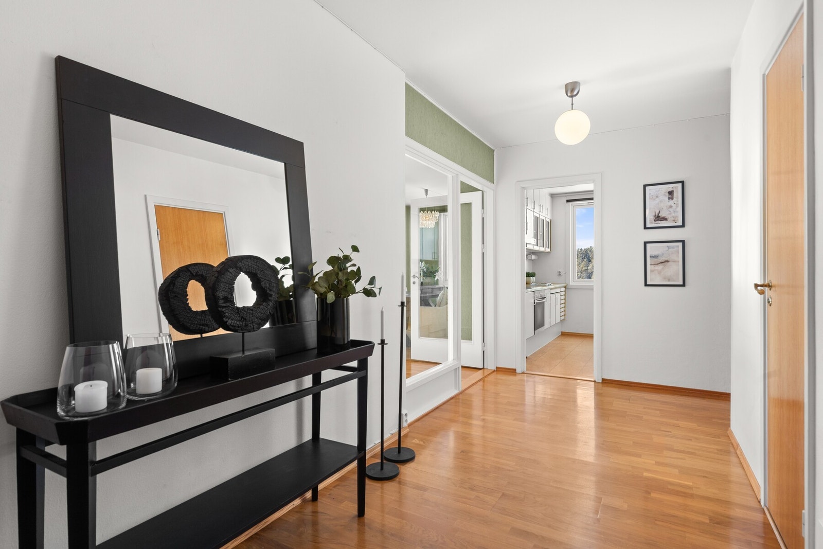 Romslig entrè. Galleribilde