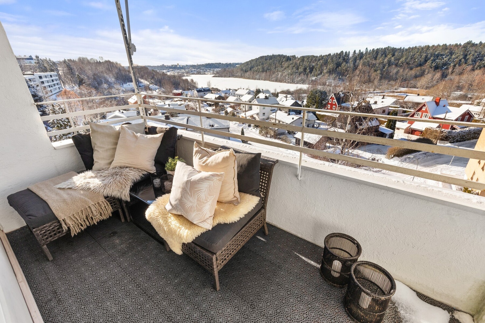 Nydelig utsikt over Østensjøvannet fra sørvestvendt balkong. Galleribilde