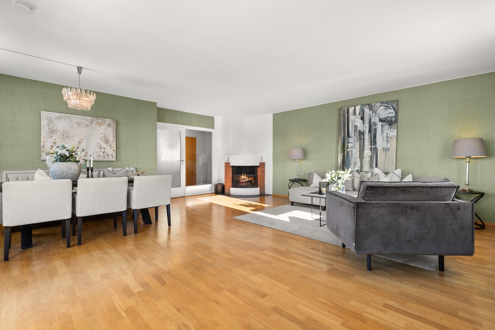 Romslig stue med god takhøyde målt til 2,52 meter. Galleribilde