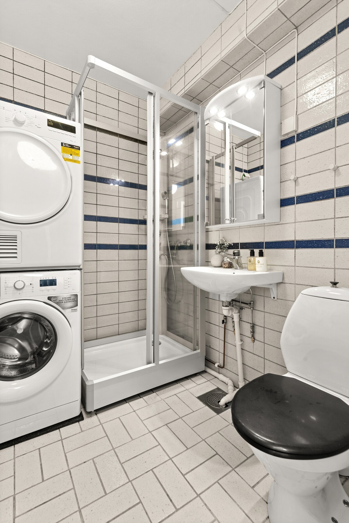 Eldre bad som trenger oppussing. Galleribilde