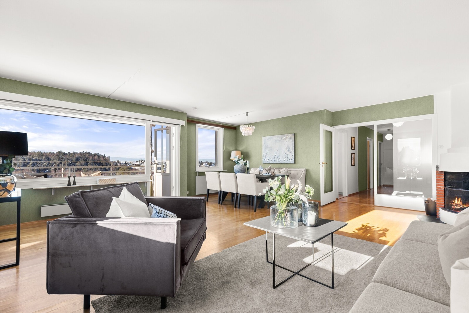 Stor åpen stue med peis. Galleribilde