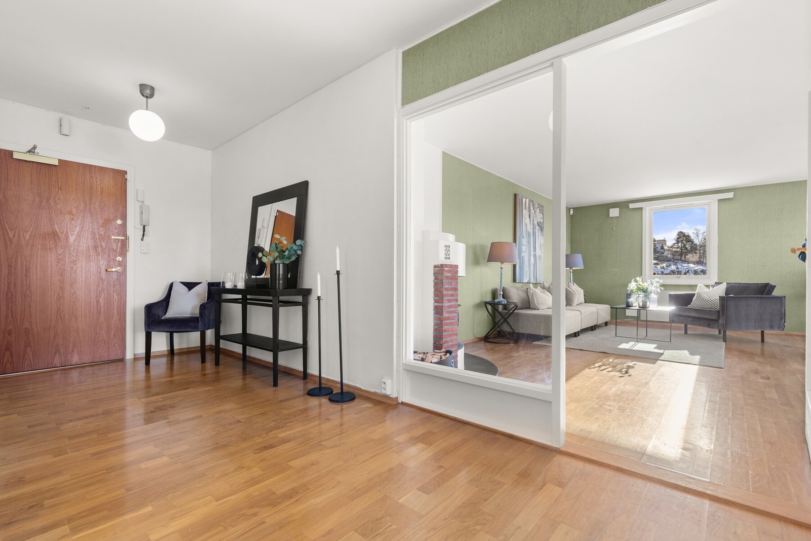 Glass mellom entrè og stue gir mye lys og god romfølelse. Galleribilde