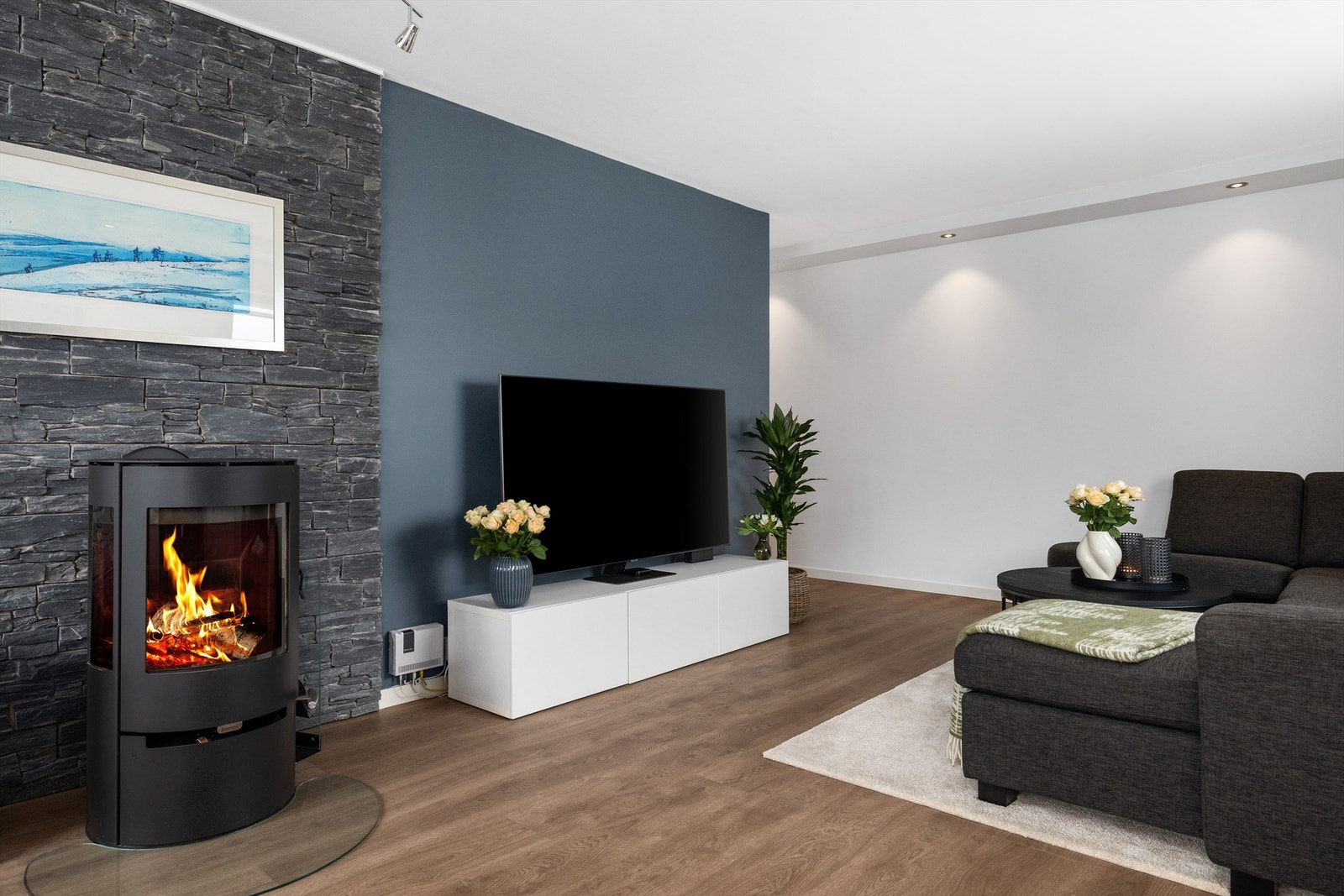 Leiligheten ble renovert i 2016 og fremstår moderne med god standard Galleribilde