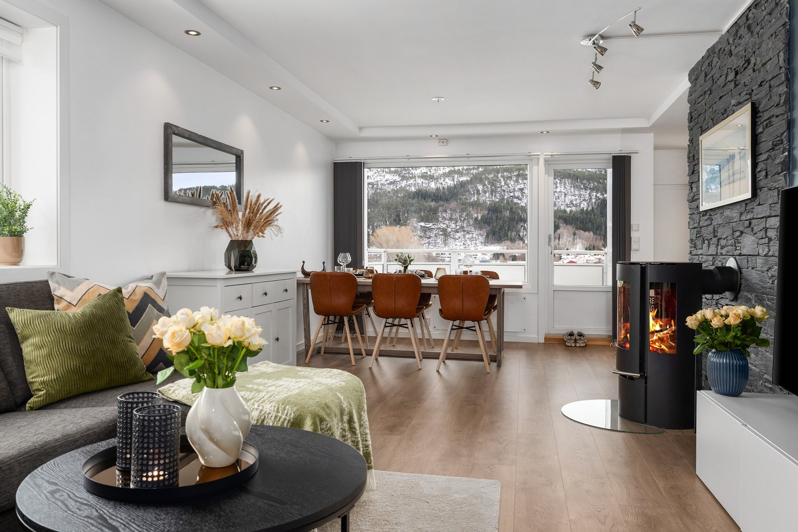 Leiligheten oppleves romslig med store vindusflater og god planløsning Galleribilde