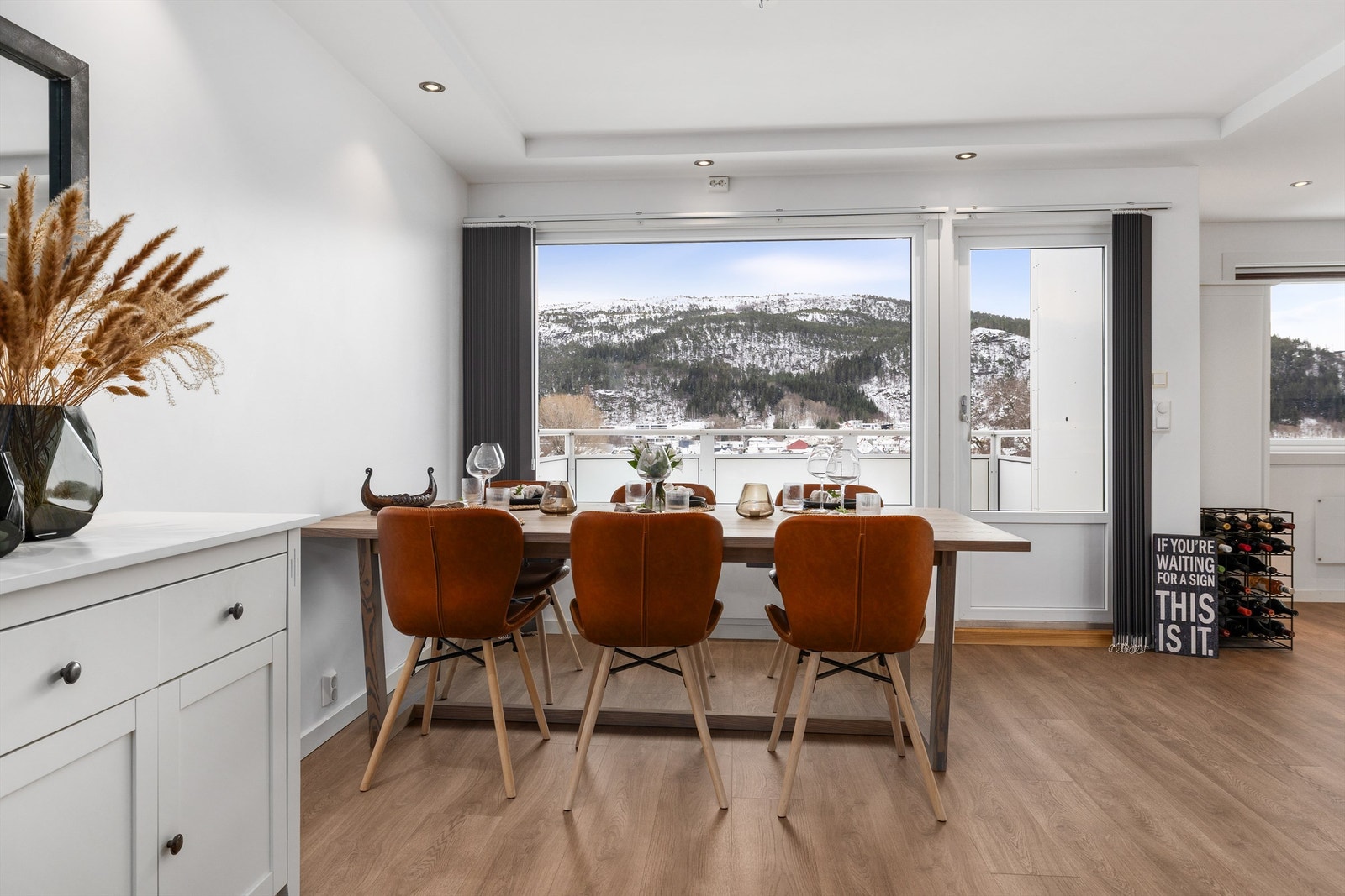 God plass til spisestue og utgang til sydvendt balkong med fine solforhold Galleribilde