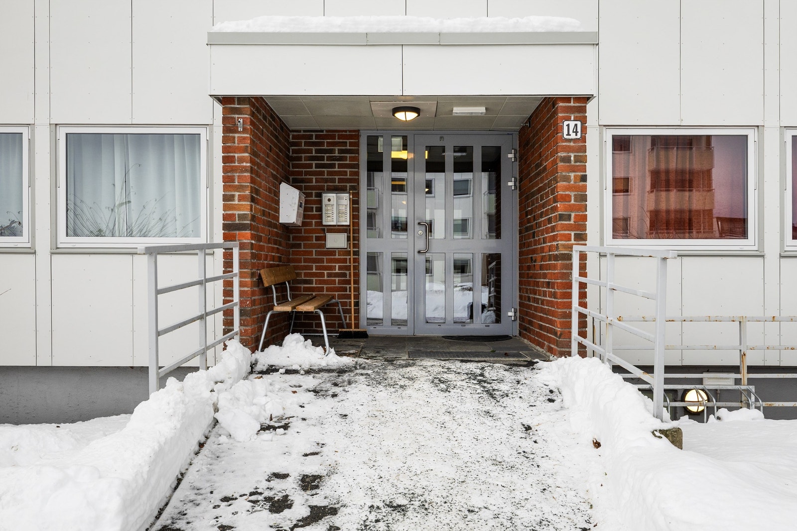 Inngangsparti - døren kan åpnes med port telefon fra leiligheten Galleribilde