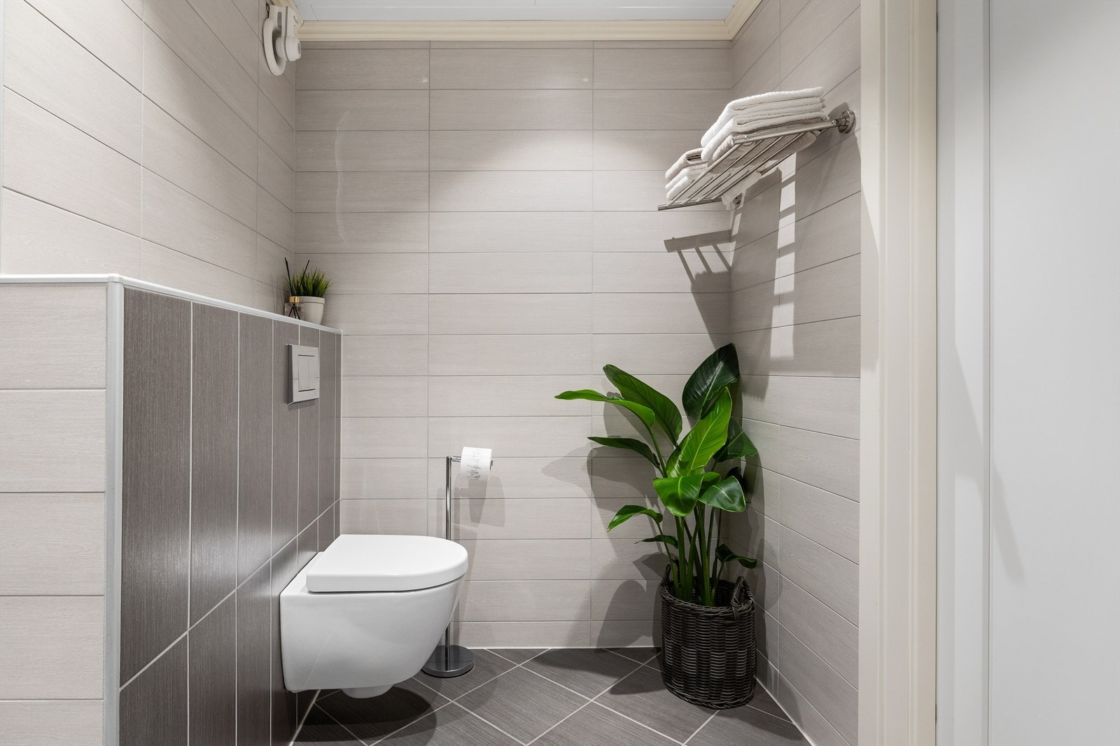 Vegghengt toalett og elektrisk vifte Galleribilde