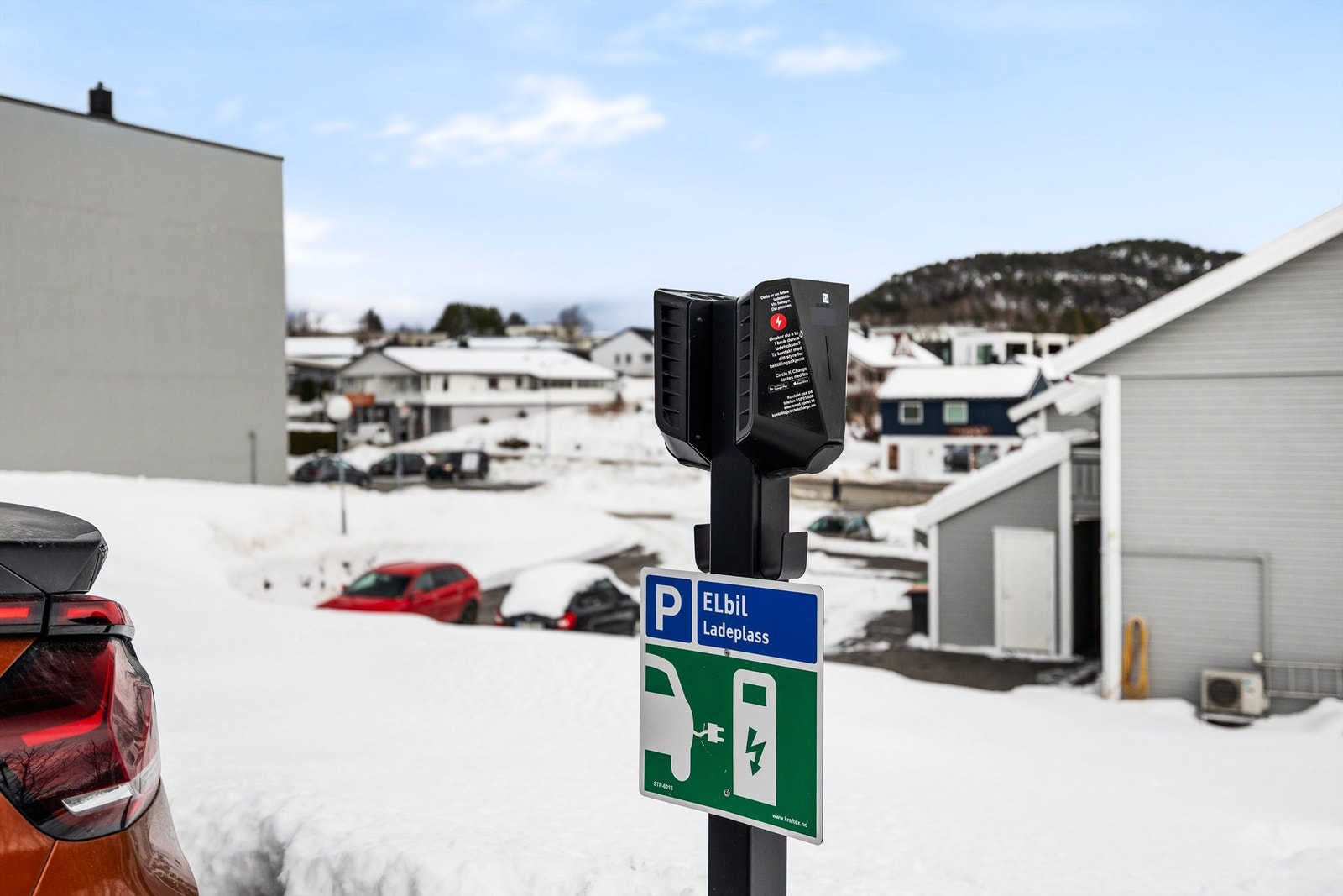 Det er også ladeplass for elbil Galleribilde