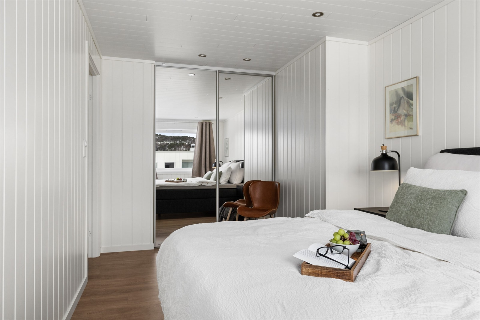 Plassbygd skyvedørsgarderobe med speildører Galleribilde