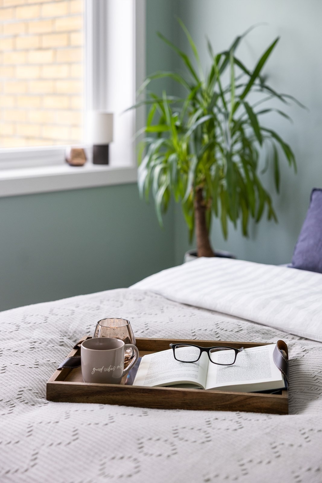 Nyt en kopp kaffe og en god bok på senga en fredfull morgen Galleribilde