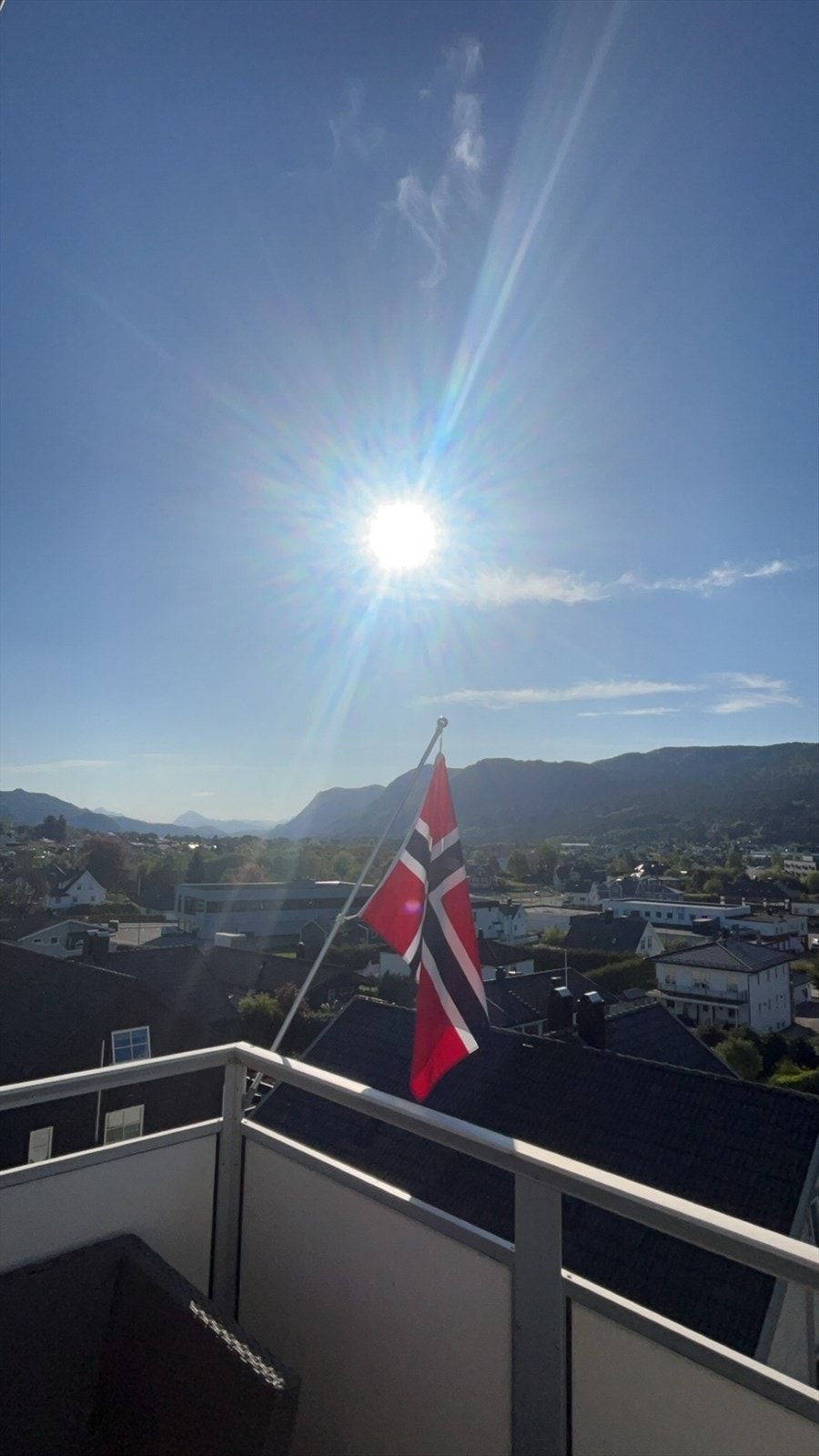 Her blir det godt og varmt når sola står på - bilde tatt av selger 17. mai Galleribilde