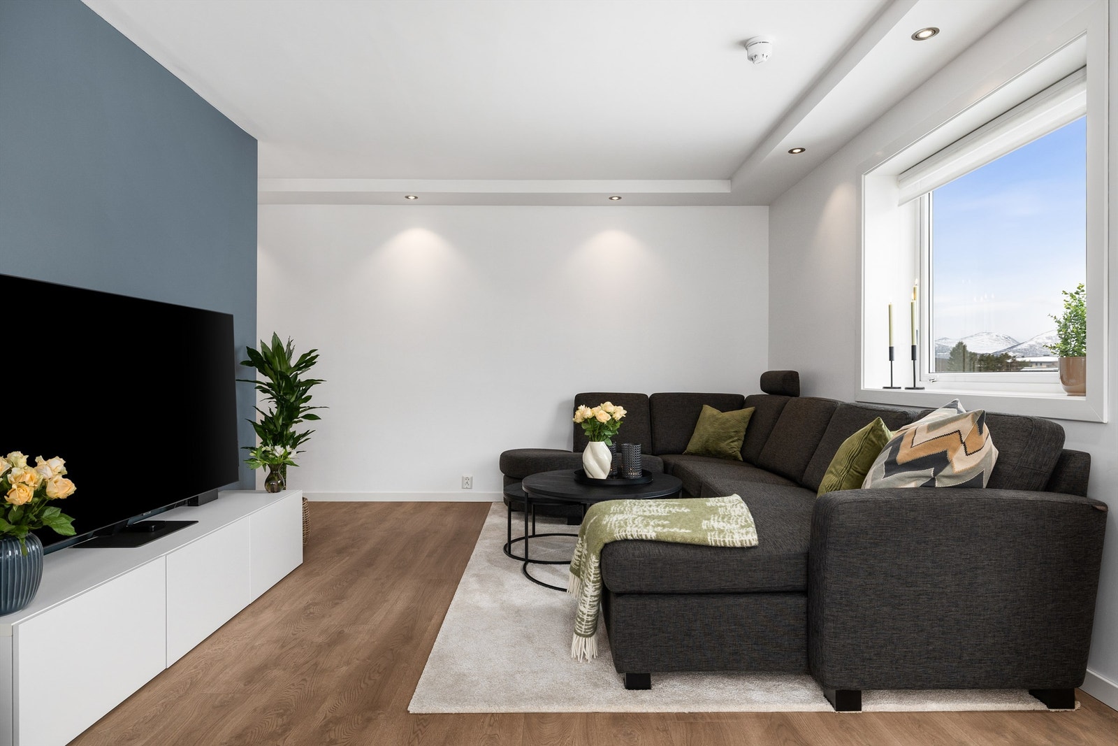 Spotkasse i tak og slitesterkt laminatgulv Galleribilde