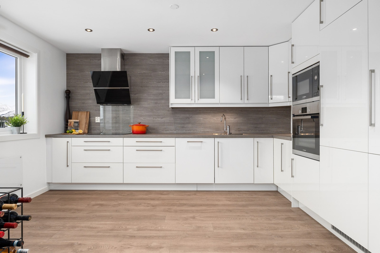 Kjøkkenet har integrert platetopp, komfyr, micro, oppvaskmaskin og kjøl/frys Galleribilde