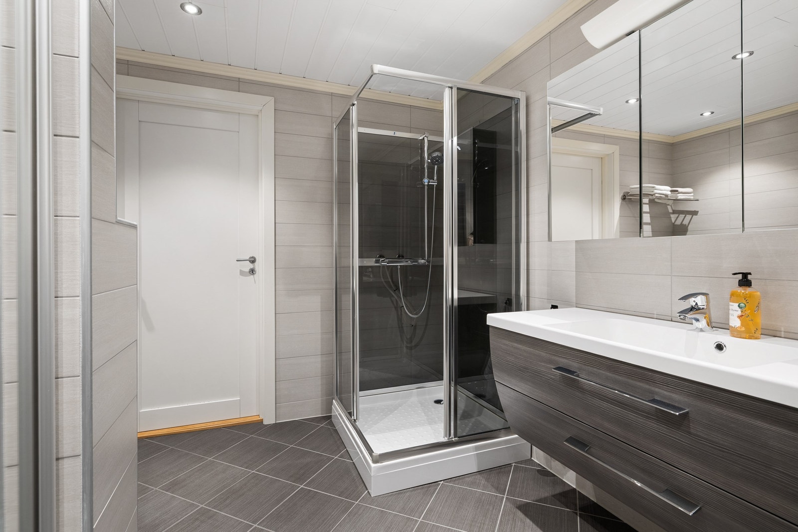 Dusjkabinett - badet ble renovert i 2016 Galleribilde