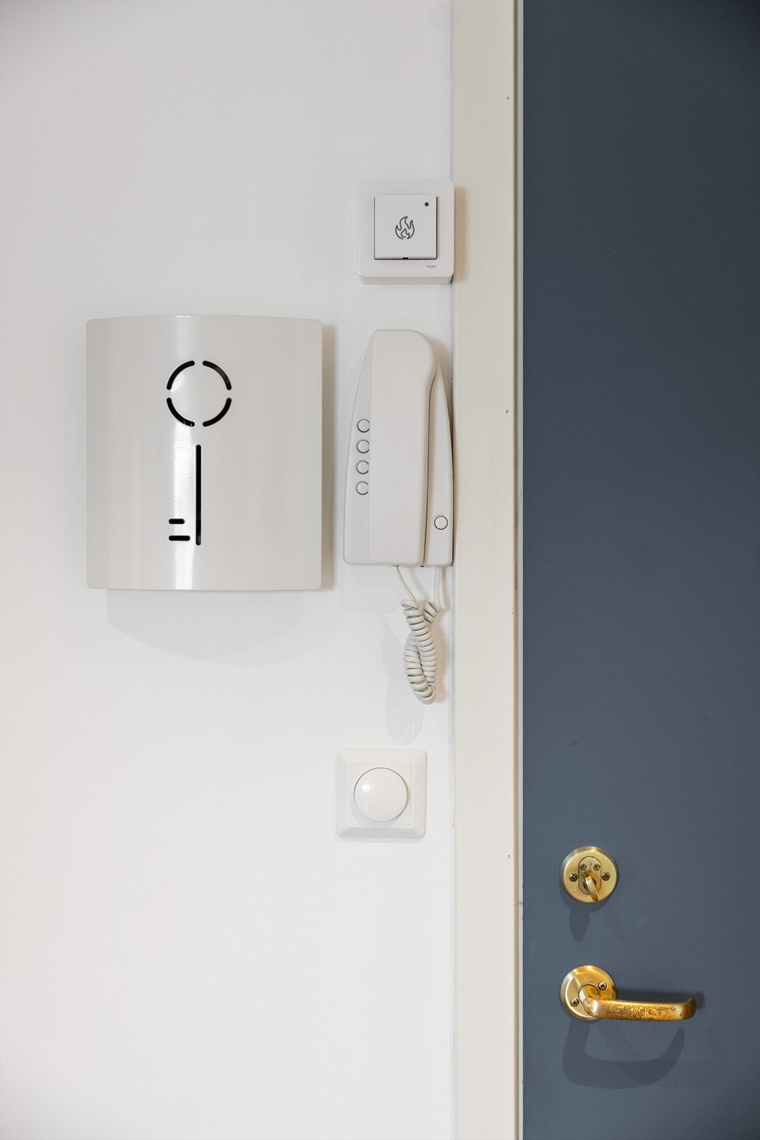 Det er seriekoblet brannalarm i bygget og ytterdøren kan åpnes med porttelefon Galleribilde