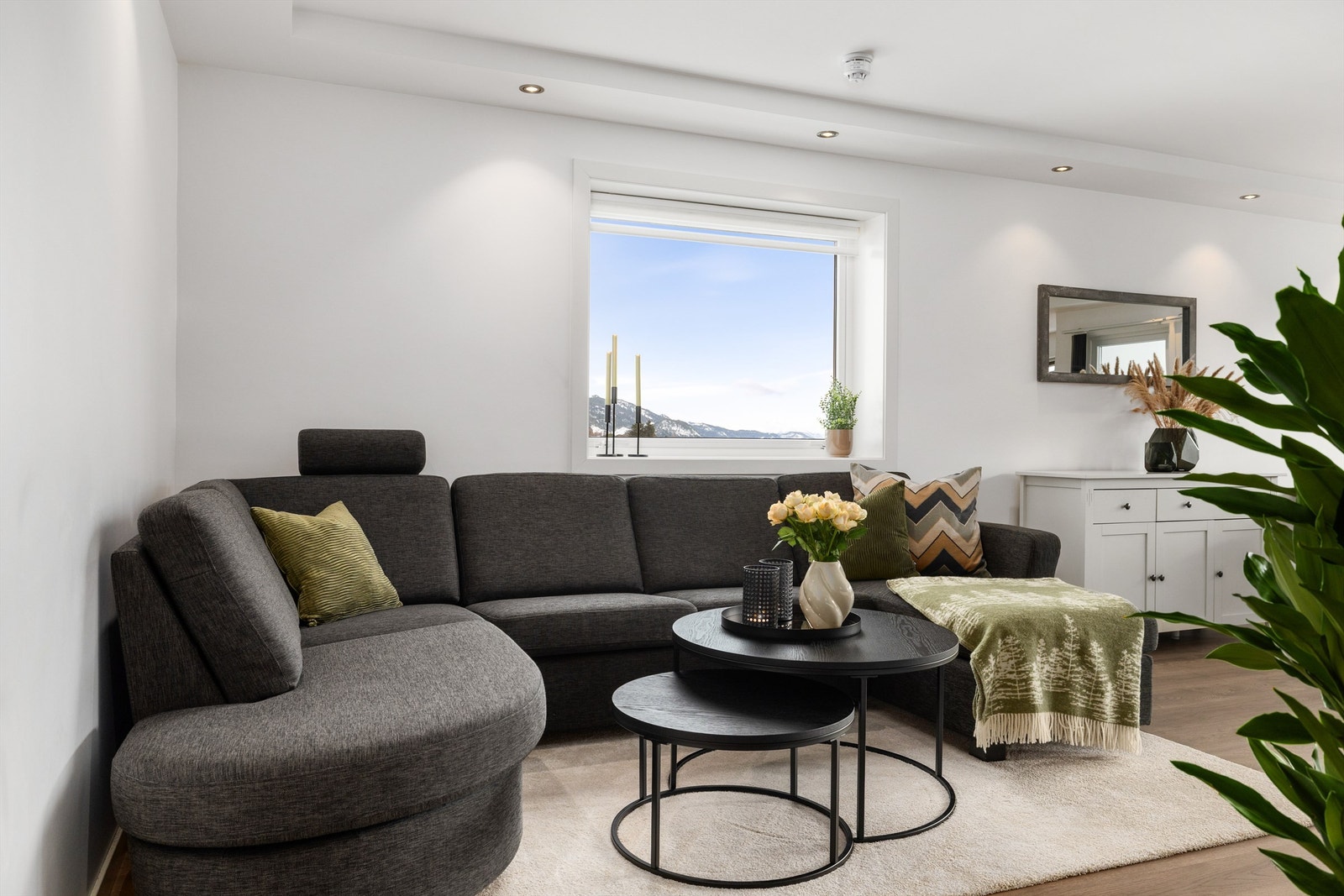 Koselig sofagruppe med god plass og fin utsikt fra stuevindu Galleribilde