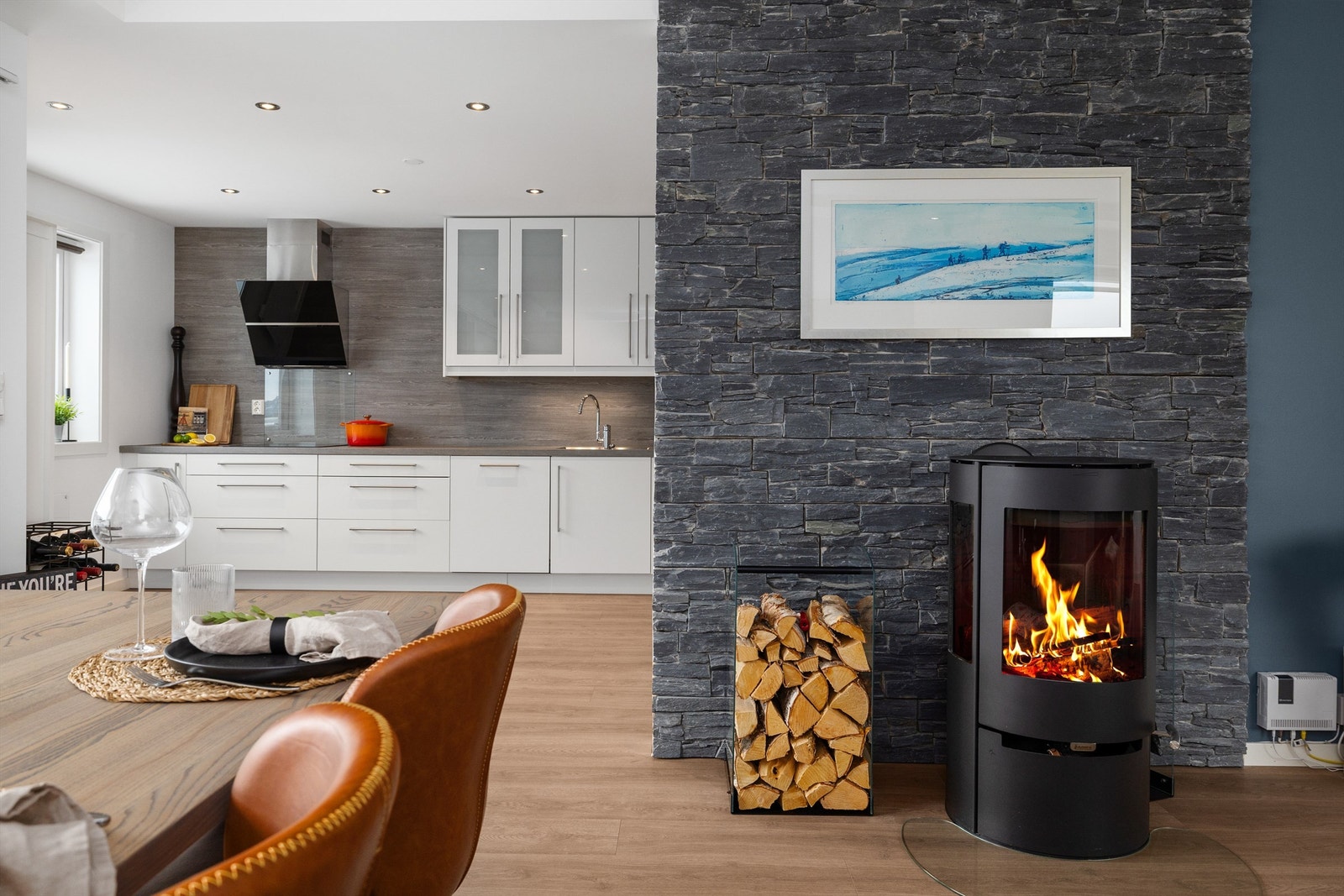 Praktisk med åpen løsning mellom stue og kjøkken Galleribilde