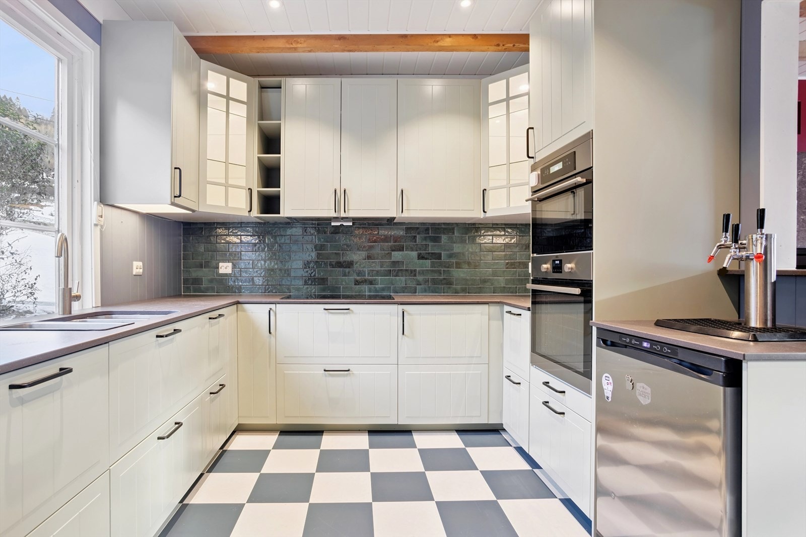 Kjøkkenet er også totalrenovert, her er alt skiftet utenom vinduet Galleribilde