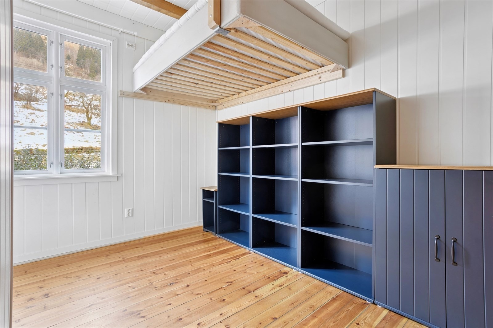 Soverom nummer 2 er også totalrenovert og er svært godt utnyttet med oppløftet seng Galleribilde