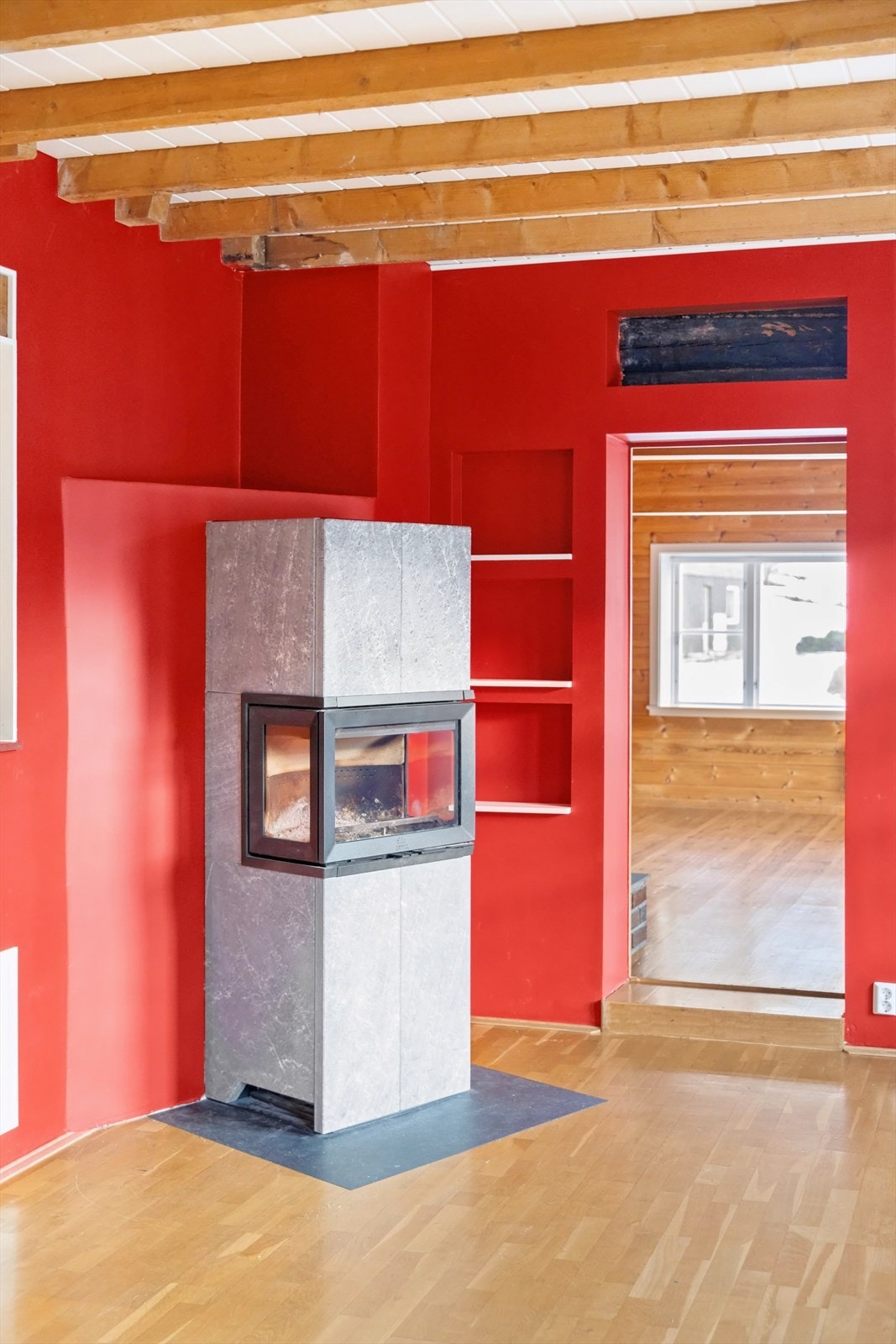 Ny og lekker rentbrennende vedovn med ny brannmur Galleribilde