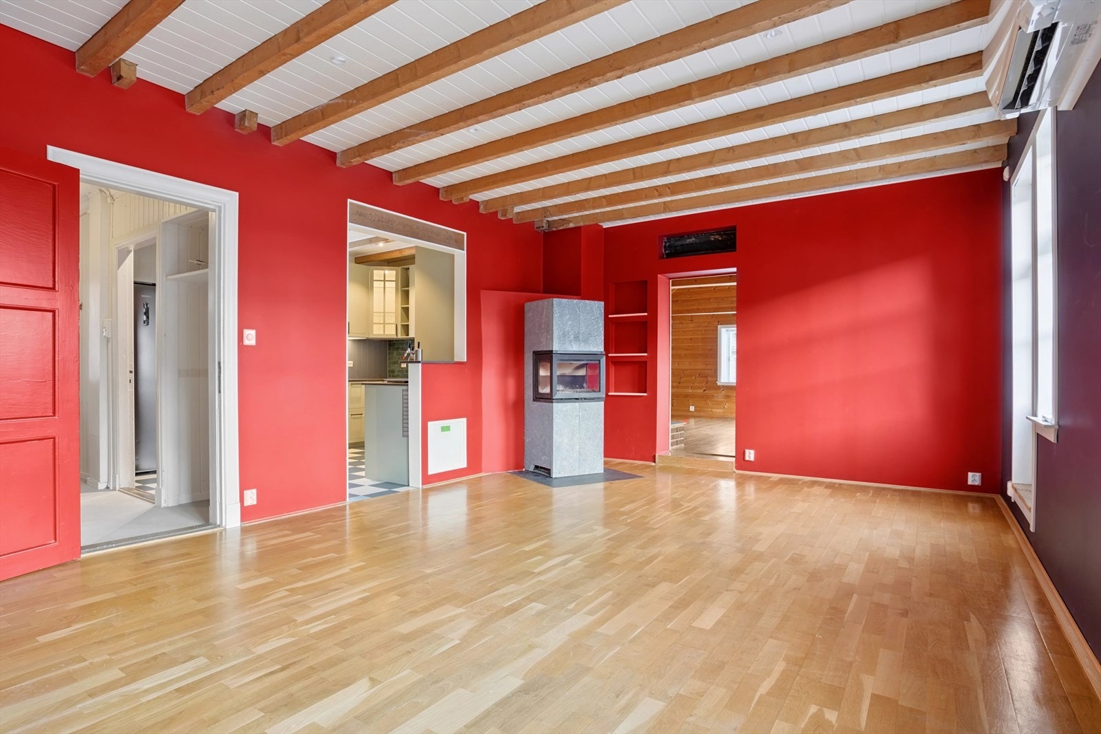 Det er to store stuer i boligen i tillegg til et romslig "allrom" med kjøkken som har vært brukt til utleie tidligere Galleribilde