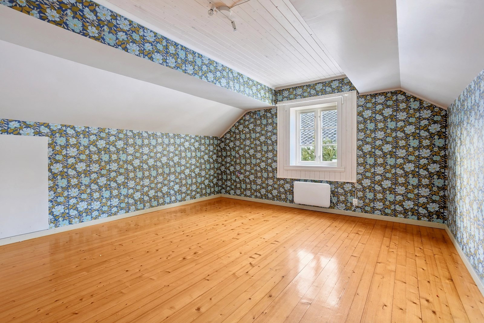 Hovedsoverommet har en herskapelig størrelse med romslige kott i kneveggene Galleribilde