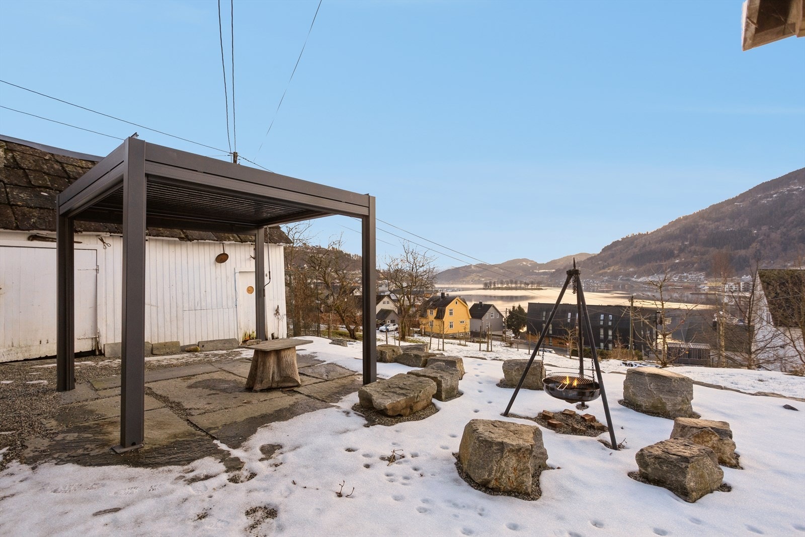 Her bor man i idylliske og barnevennlige omgivelser med kort vei til Norheimsund sentrum og et rikt fritidstilbud sommer som vinter Galleribilde