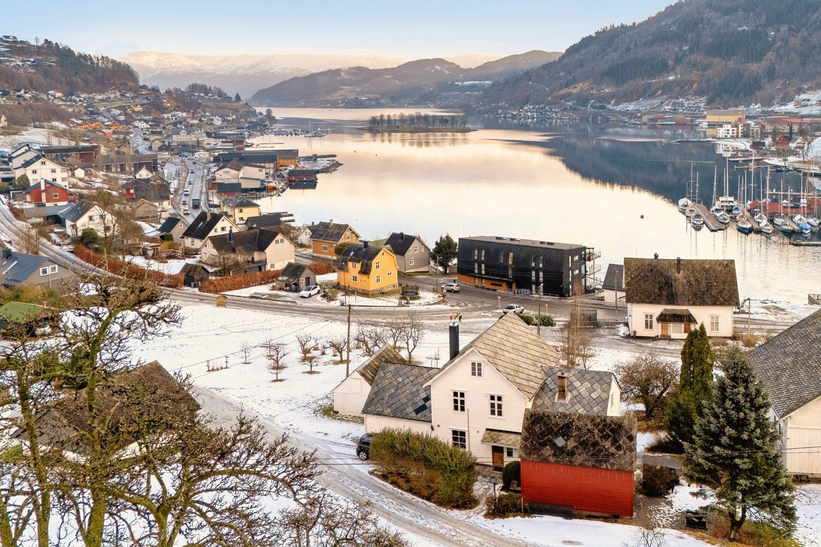 Her bor man sørvendt og solrikt til, med vid og flott utsikt til sentrum, båthavnen og utover Hardangerfjorden med Folgefonna i bakgrunnen Galleribilde