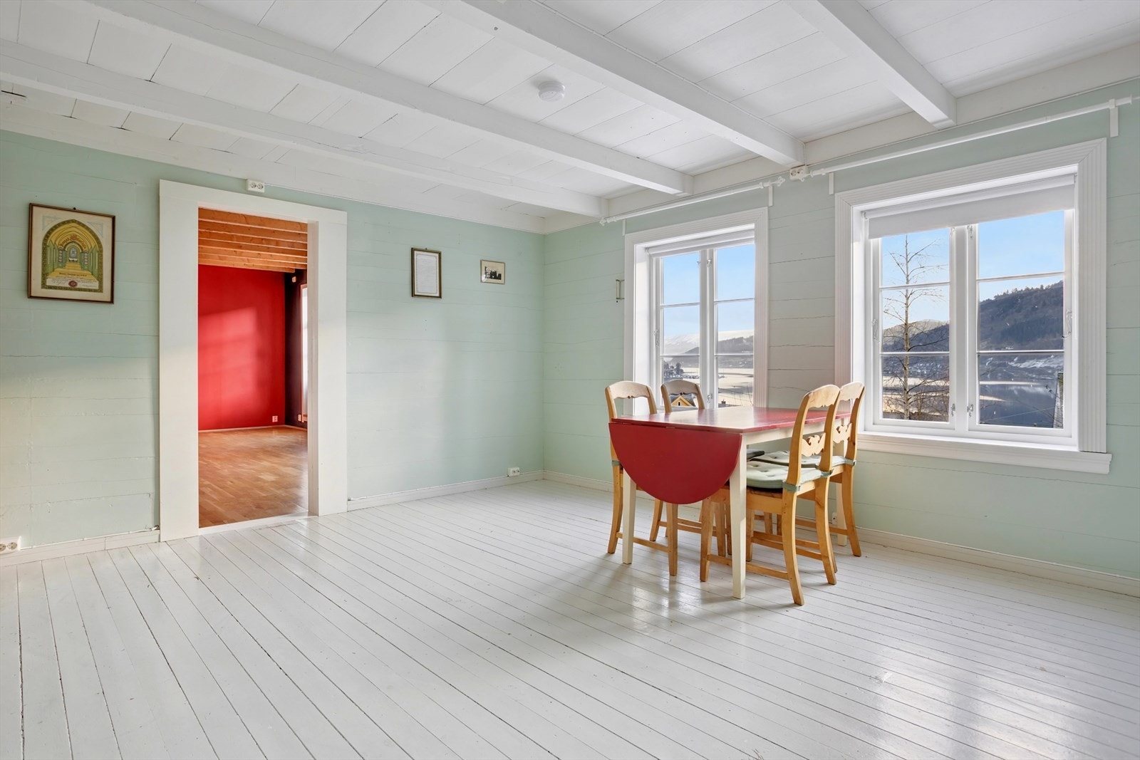 Dette er originalt en tømmerstue fra 1797 som er bygget sammen med hovedhuset Galleribilde