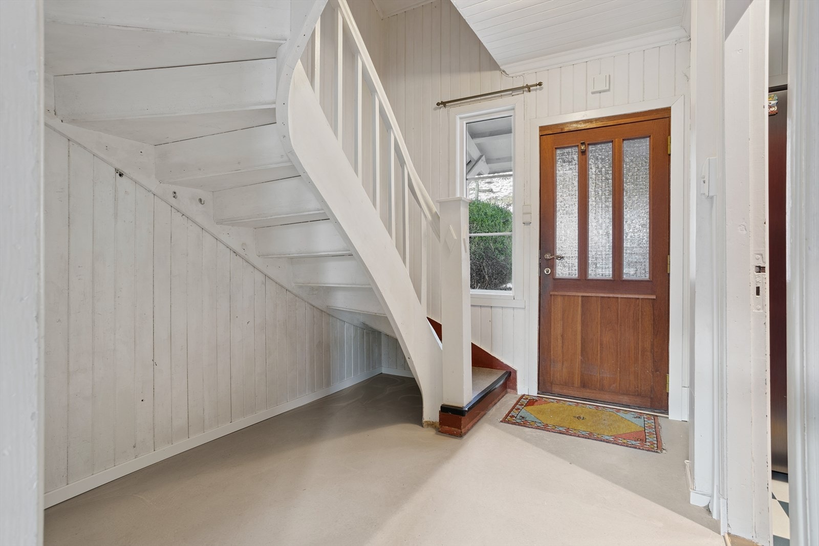 Entréen har fått nytt avrettet gulv med varmekabler Galleribilde