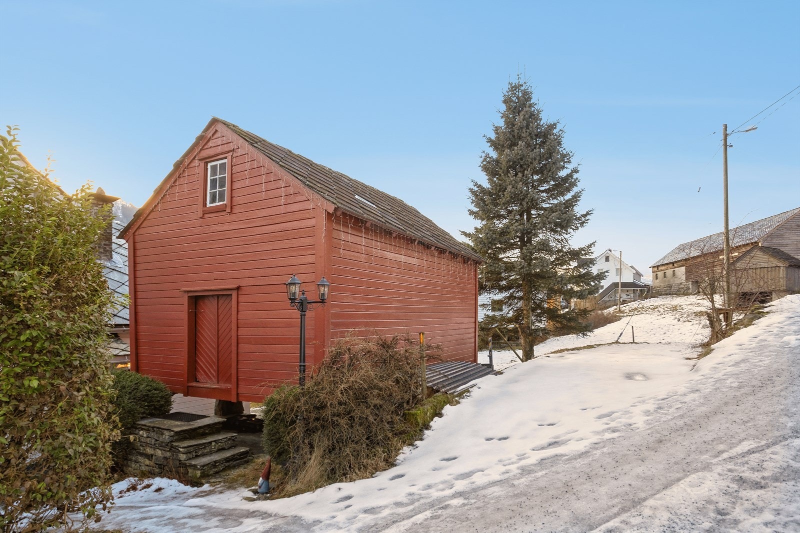 Det tradisjonsrike stabburet er fra 1800-tallet - opparbeidet parkeringsplass like ovenfor Galleribilde