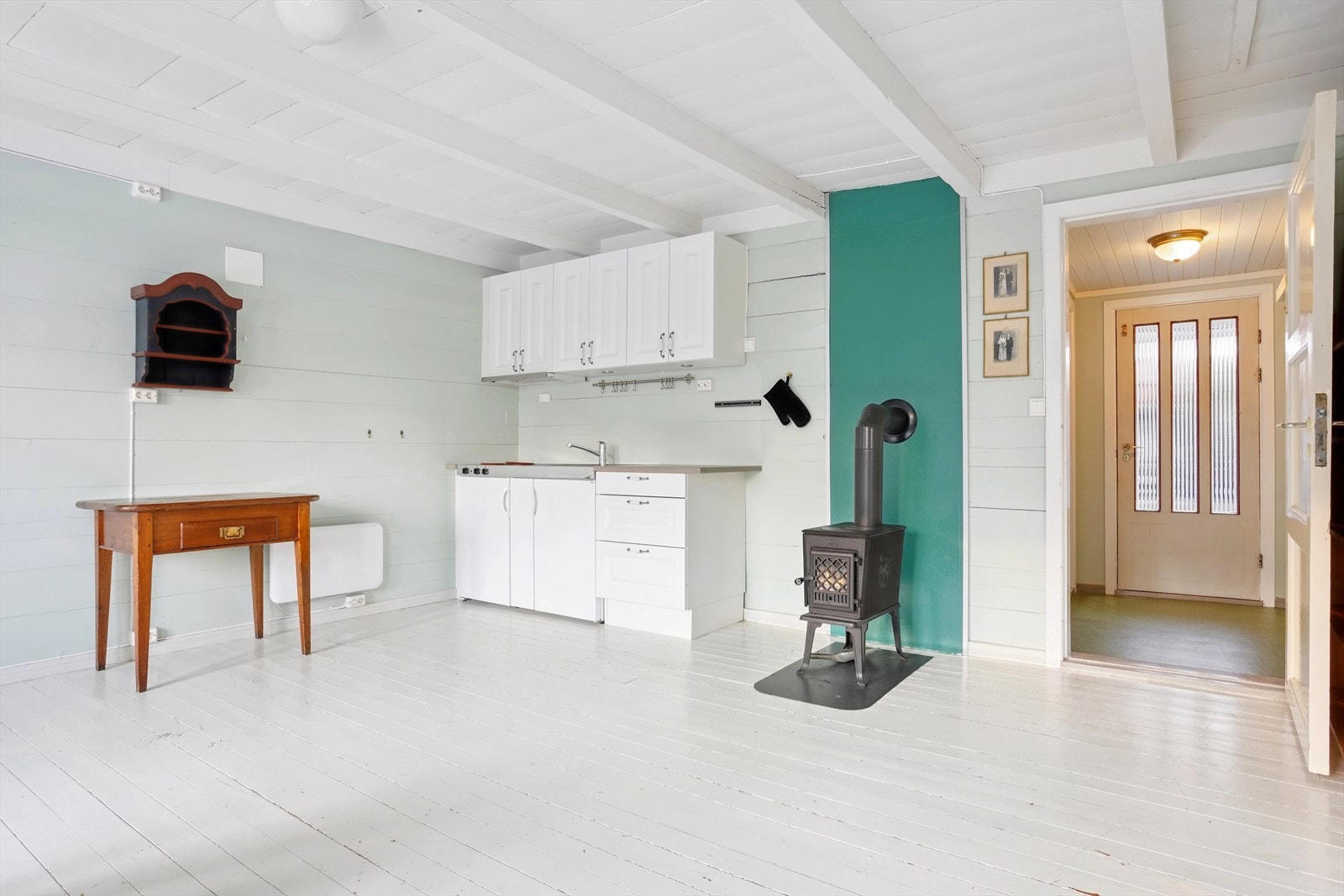 I tidligere utleiedel er det et stort allrom med kjøkken, rommet kan bruks som både stue og soverom Galleribilde