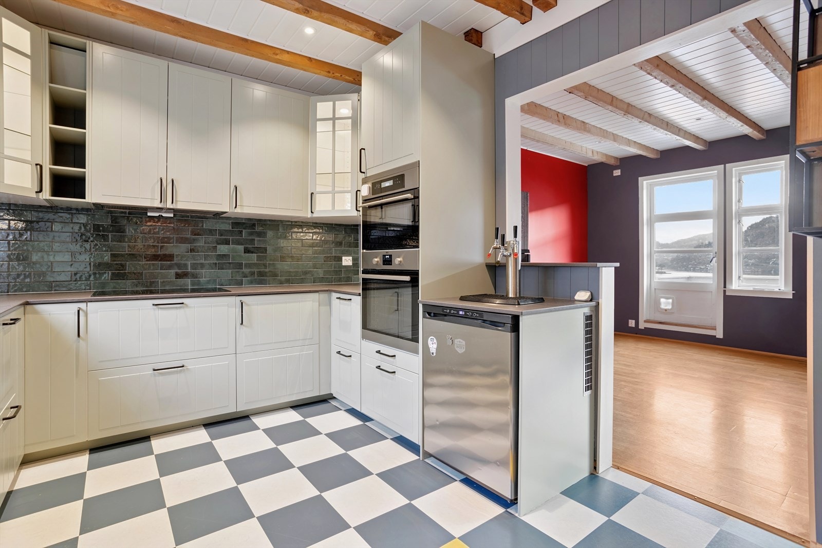 Det er lagt vekt på et funksjonelt kjøkken med takhøye overskap, godt med oppbevaringsplass og store benkeplater Galleribilde