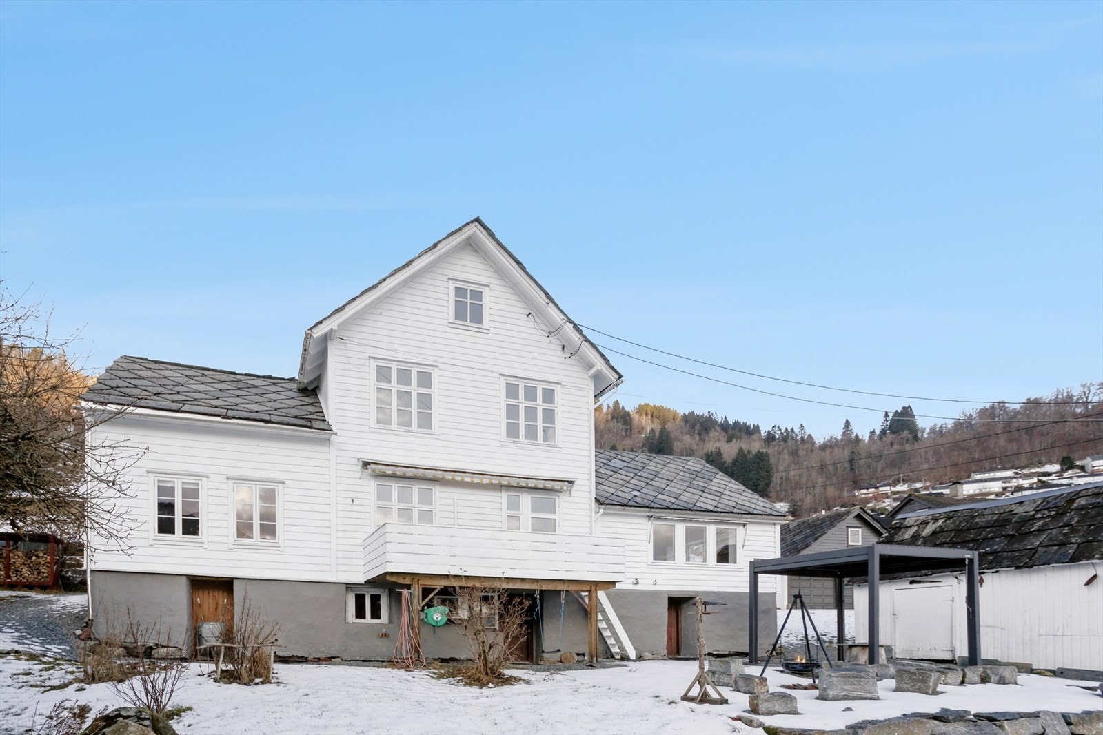 Blant de mange oppgraderingene er det ny drenering, kjøkken og bad - meget godt vedlikeholdt! Galleribilde