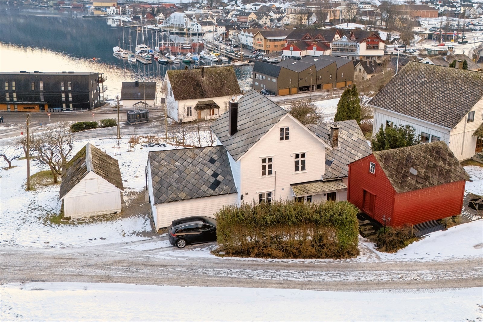 En svært innholdsrik bolig med uthus og stabbur sentralt på attraktive Norheim, og kombinerer eldre gårdstun og moderne fasiliteter på en flott måte Galleribilde