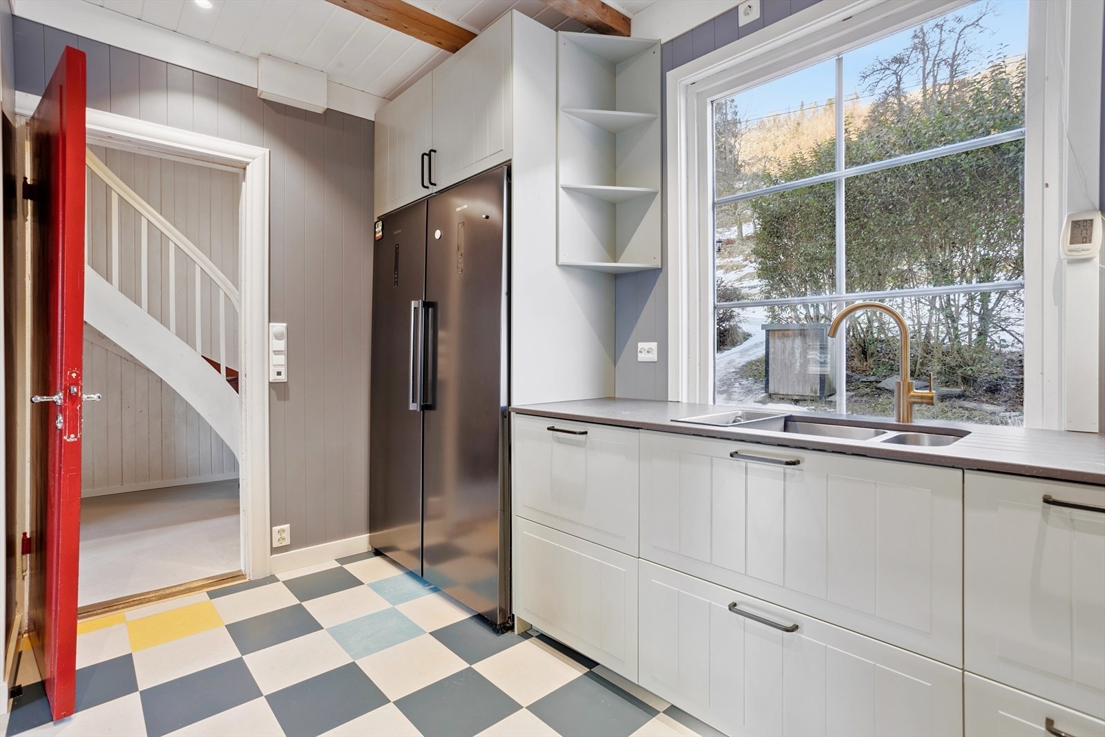 Lunt kjøkken med ny isolasjon i vegger, himling og gulv, samt varmekabler i gulvet Galleribilde