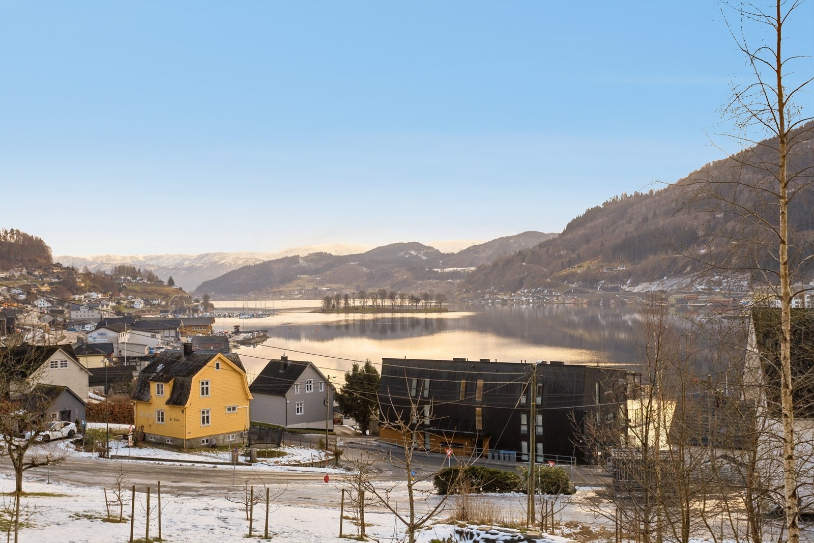 Eiendommen har en sentral og attraktiv beliggenhet med nydelig utsikt og gode solforhold Galleribilde