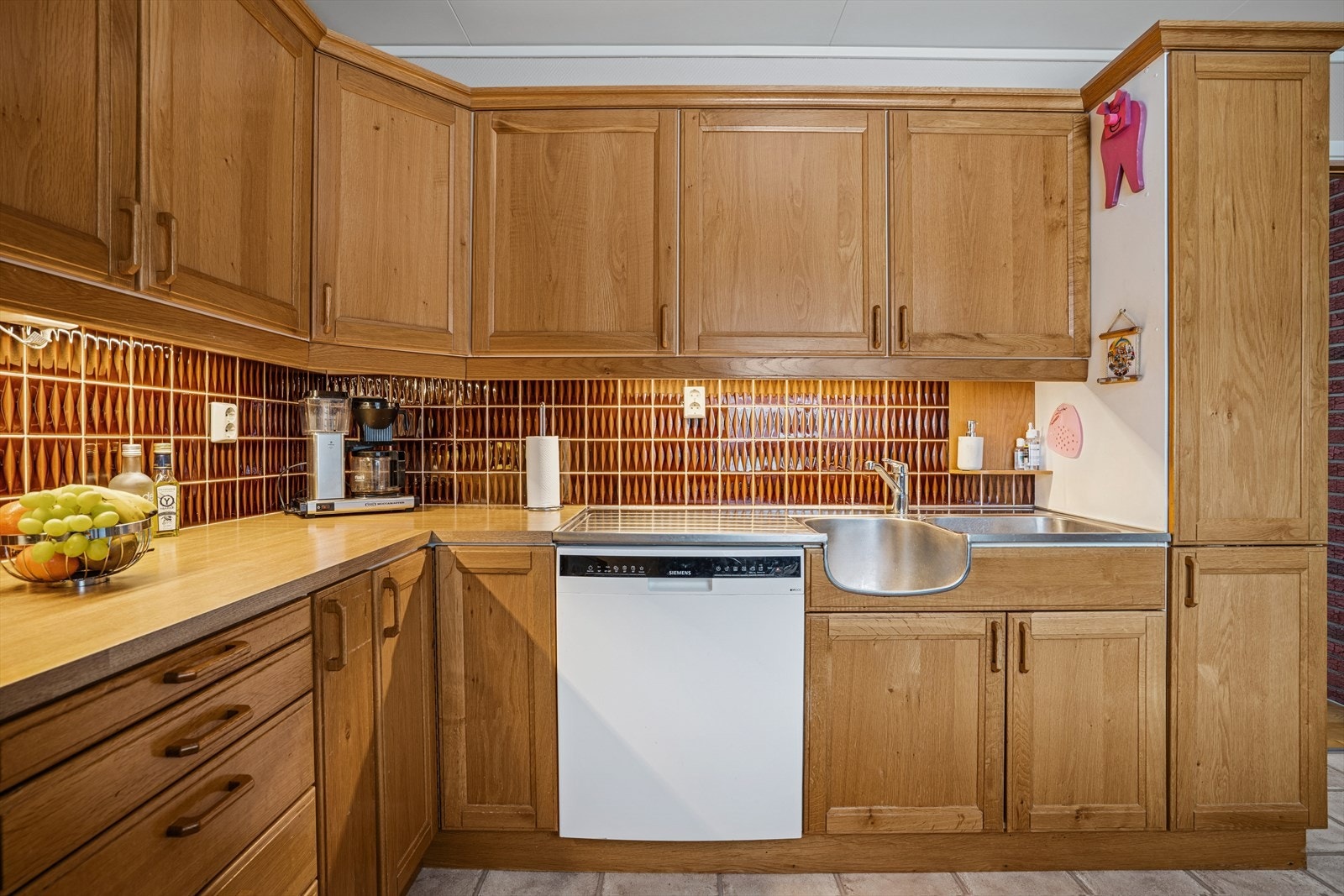 Kjøkken er eldre men holder seg fortsatt godt og har opplegg for oppvaskmaskin Galleribilde